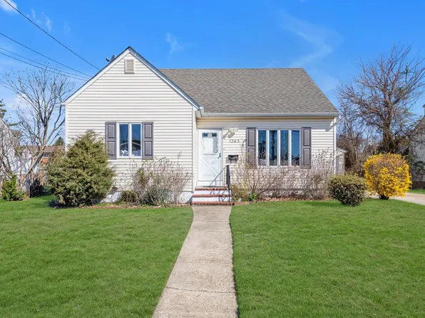 1263 Jackson Avenue, Lindenhurst, NY 11757