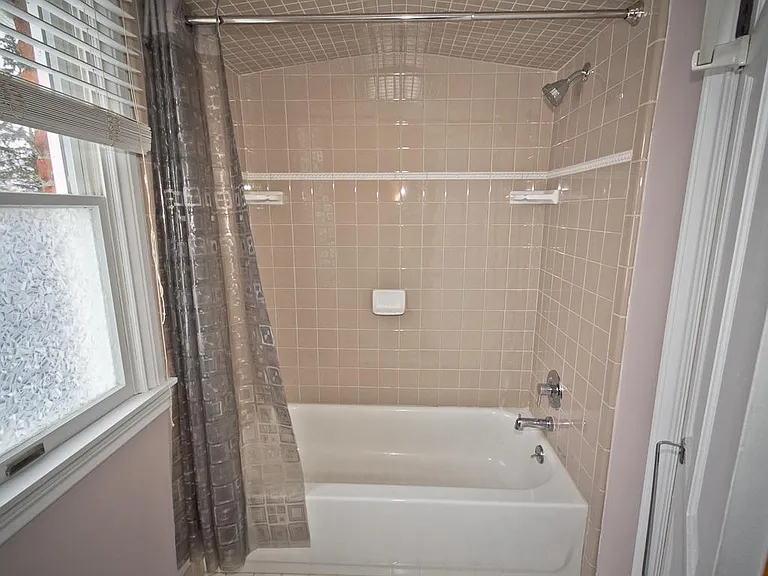 1433 Henrietta St — Photo 23