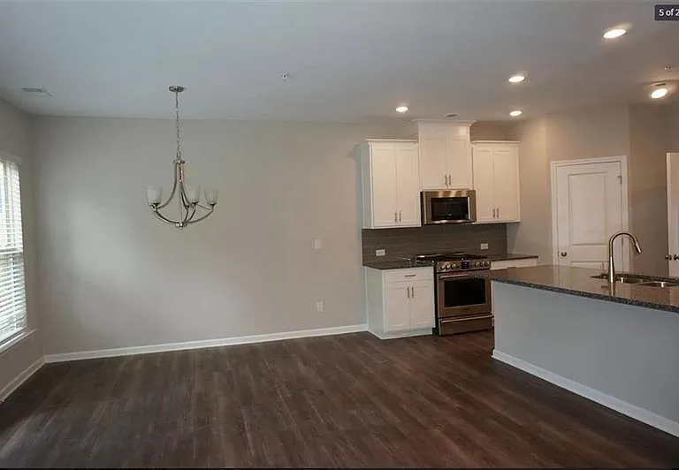 1366 Endicott Ct — Photo 8