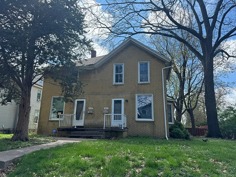 915 W 14th St — Photo 2