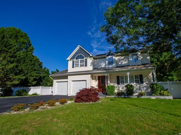 42 Sandy Lane, Selden, NY 11784