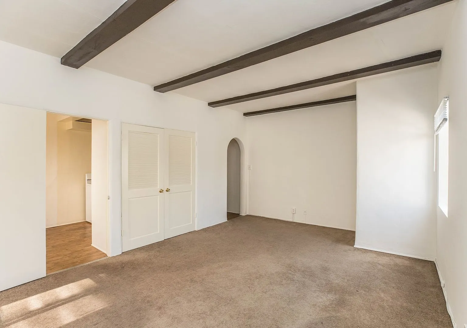 Charming 1+1 Desirable Beverly Hills Neighborhood — Photo 1
