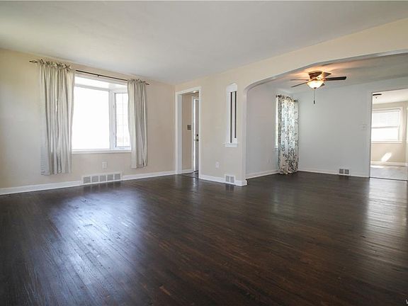 4th image of 130 S Huxley Dr