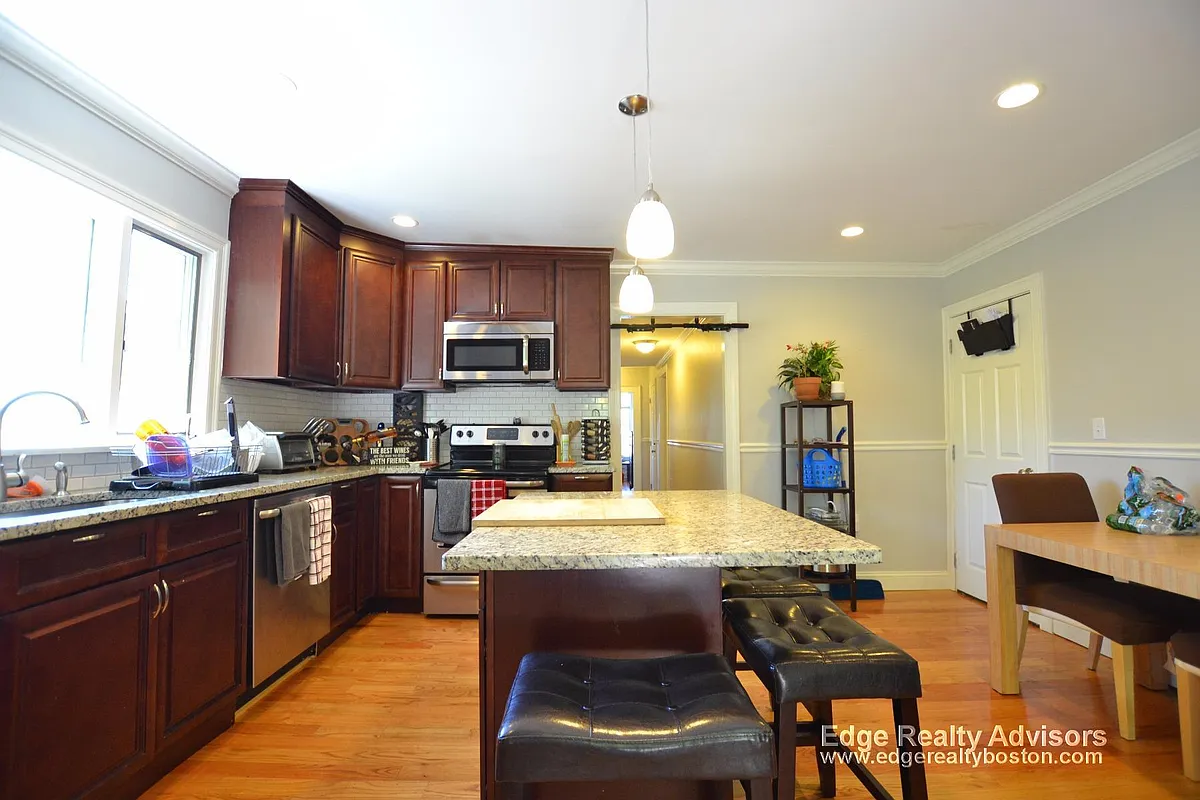 Building Photo - 33 Bigelow St #3