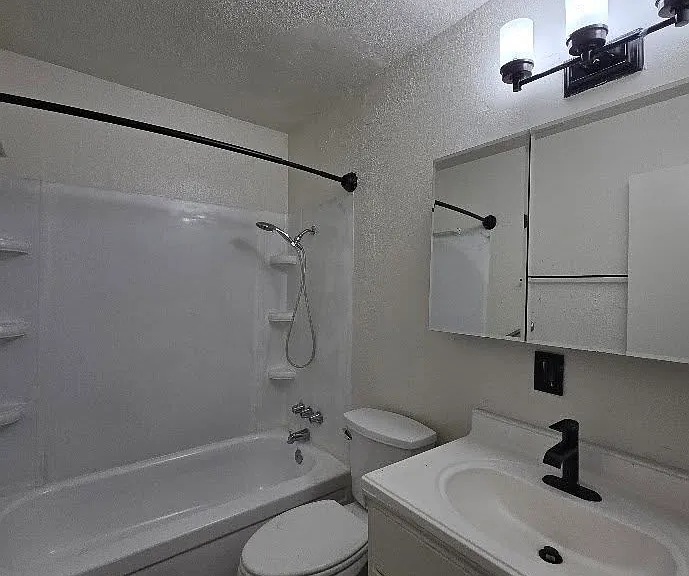 1379 E San Bruno Ave #C — Photo 7