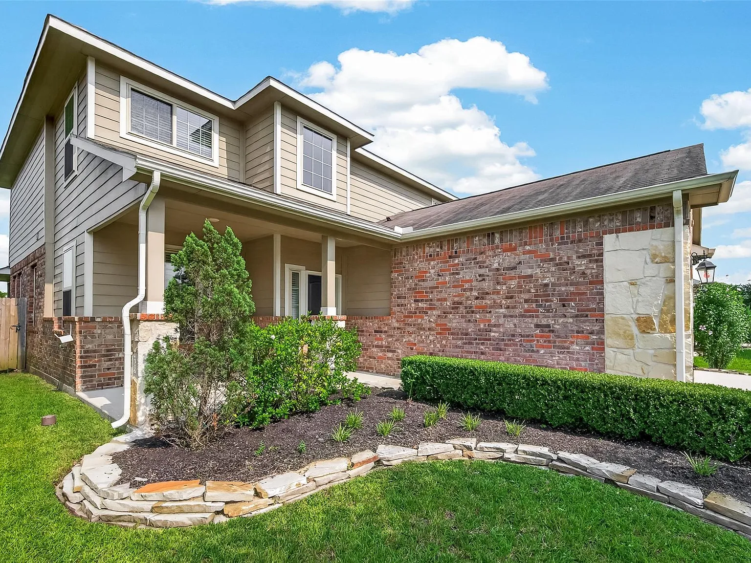 4 bed, 2.5 bath, 2290 sqft, $2,200 — Photo 4