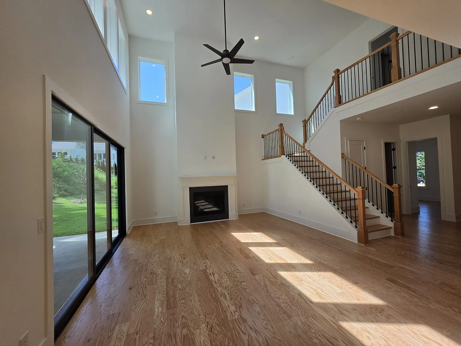 5 bed, 3057 sqft, $3,895 — Photo 2