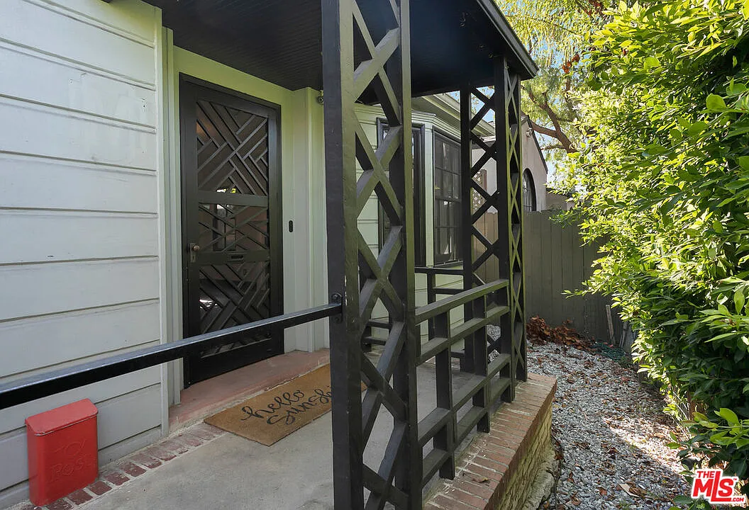 2 bed, 1050 sqft, $5,400 — Photo 2