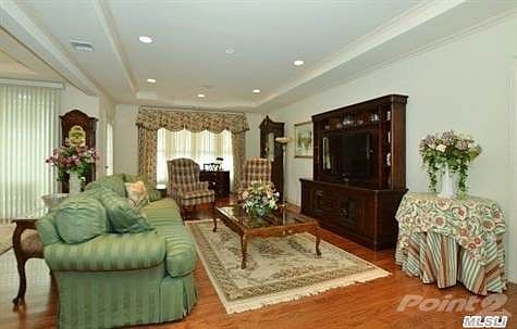 3rd image of 719 Roosevelt Way