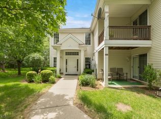 822 Honeybrook Cir, Stewartsville, NJ 08886