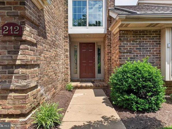 212 Willow Valley Dr, Lancaster, PA 17602