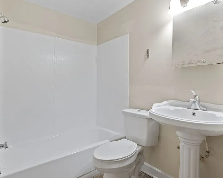 Balsam Avenue Apartments - The Courts — Photo 59