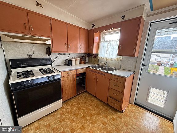 3rd image of 921 Genesee St