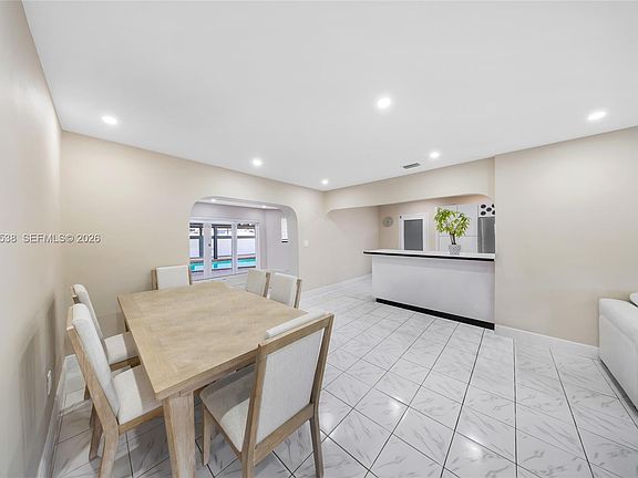 5th image of 490 W 33rd Pl