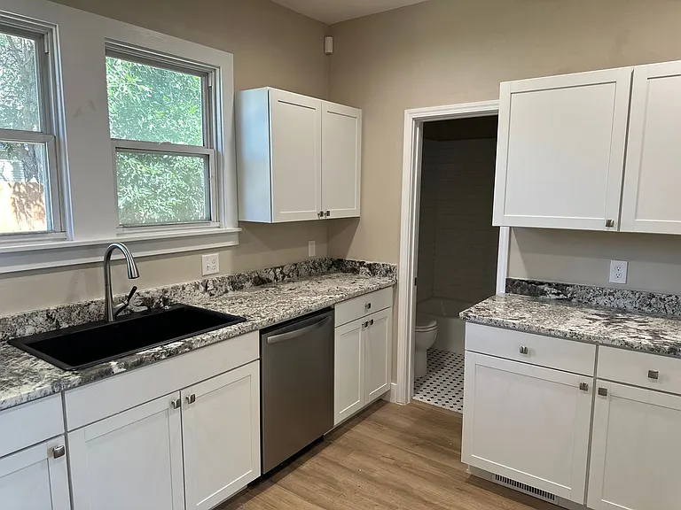 423 W Kiowa St — Photo 10