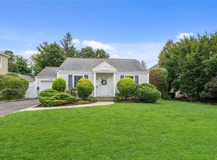 17 Baylis Pl, Syosset, NY 11791