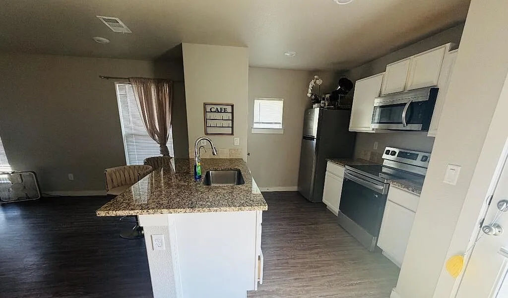 2 bed, 2.0 bath, 1035 sqft, $2,300 — Photo 3