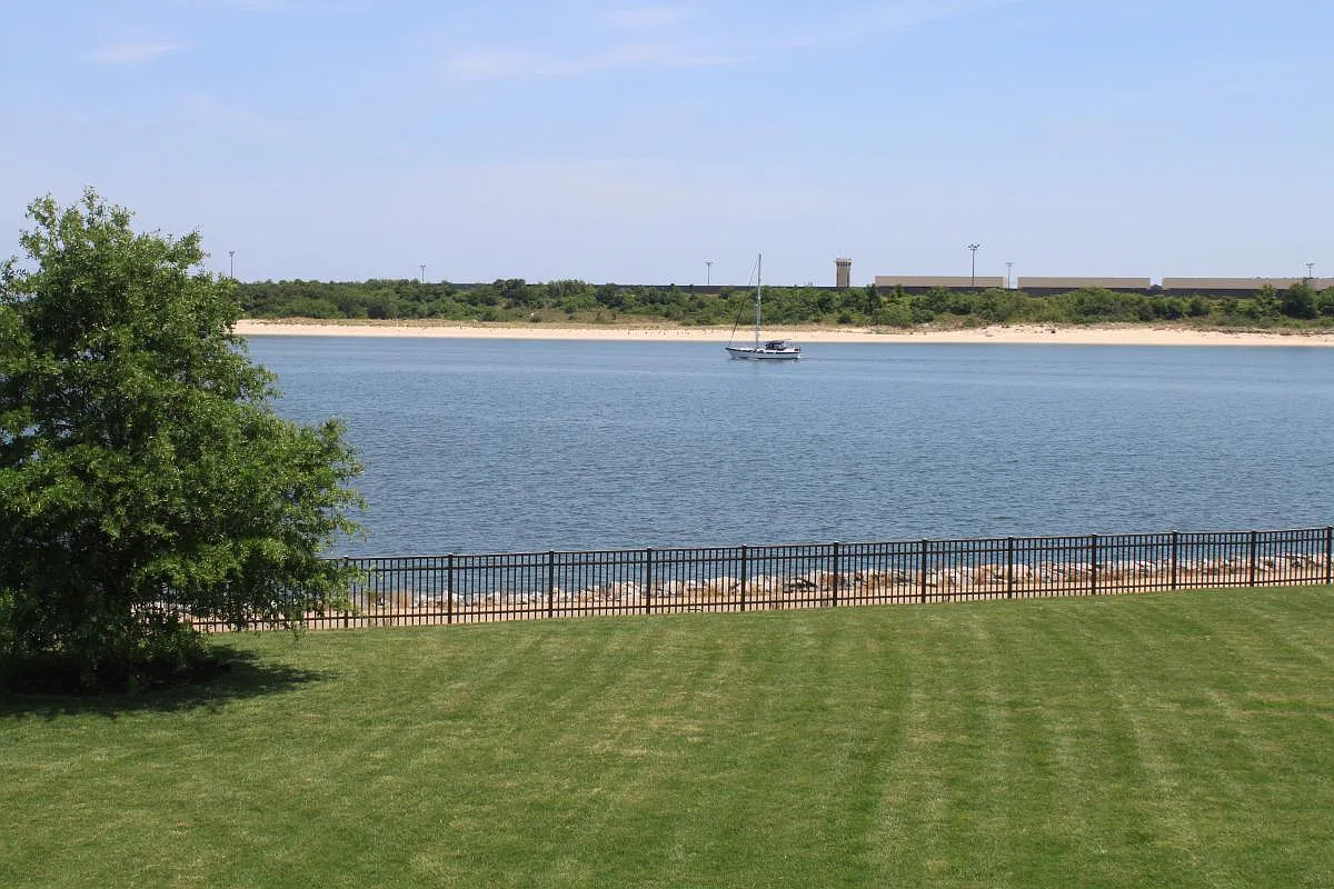 3 bed, 3.5 bath, 2378 sqft, $3,500 — Photo 2