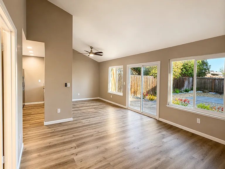 1565 Buttercup Ct — Photo 10