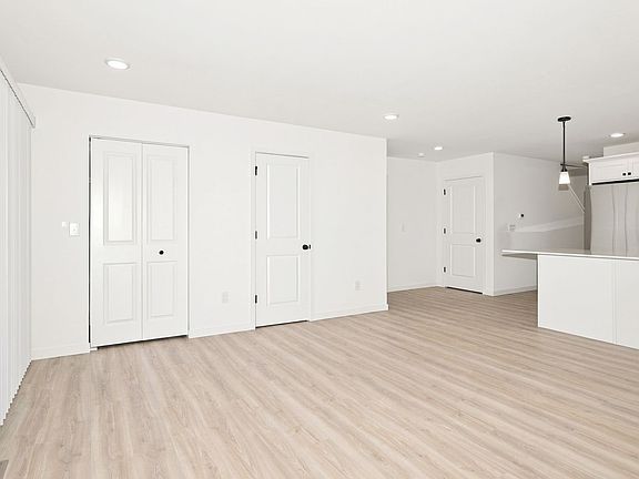 5th image of 576 E Dale Ave