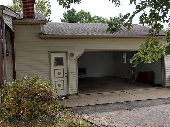Double Car Garage Attached - Remote door
