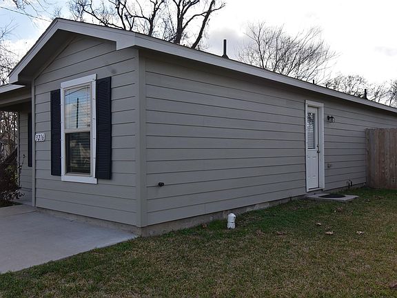 3rd image of 3216 Moore Ave