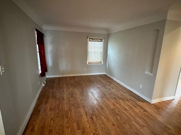 4th image of 724 E 341st St