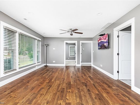 4th image of 29612 Cresthaven Dr