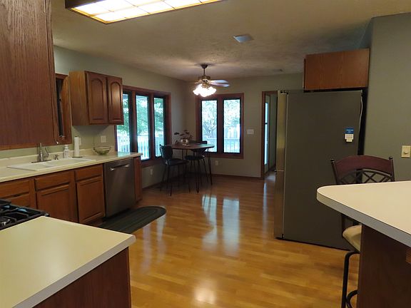 4th image of 1077 A St