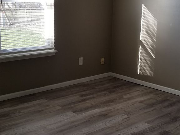 5th image of 1811-1813 Greenwood Dr