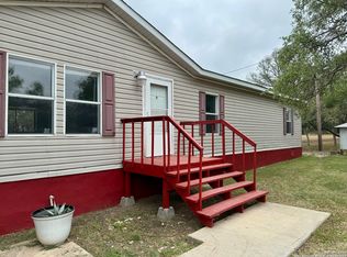 122 N Homestead Rd, Uvalde, TX 78801