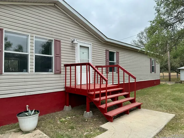 122 N HOMESTEAD RD, Uvalde, TX 78801