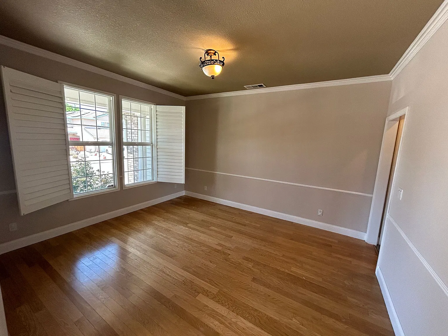 4 bed, 2425 sqft, $2,975 — Photo 4