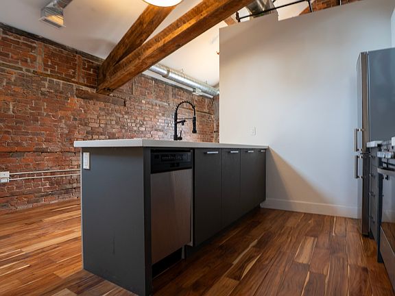 3rd image of 402-85 King St E #402