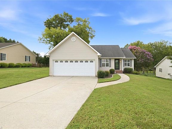 3rd image of 153 Cloister Dr