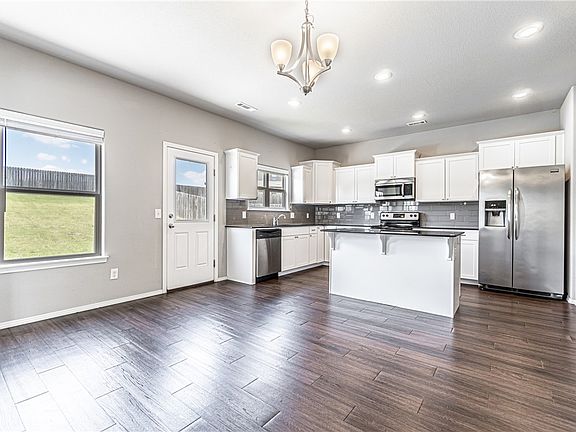5th image of 406 Driftwood St