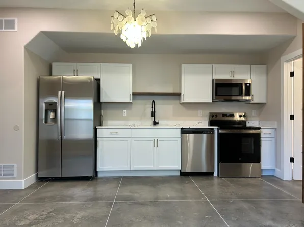 940 M St SW #B, Cedar Rapids, IA 52404