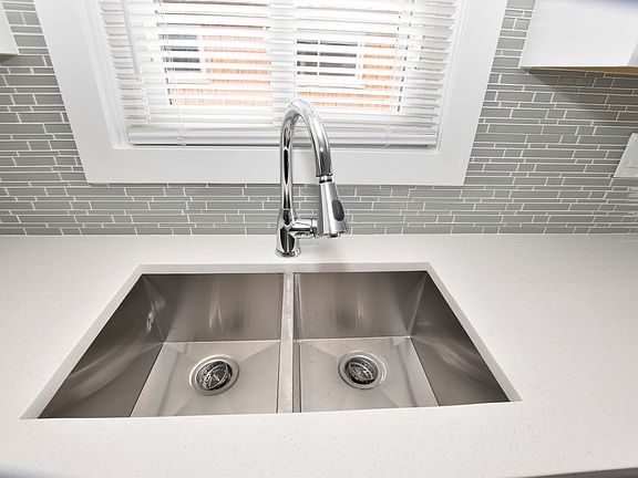 4th image of 9815 Linn Ave APT 2