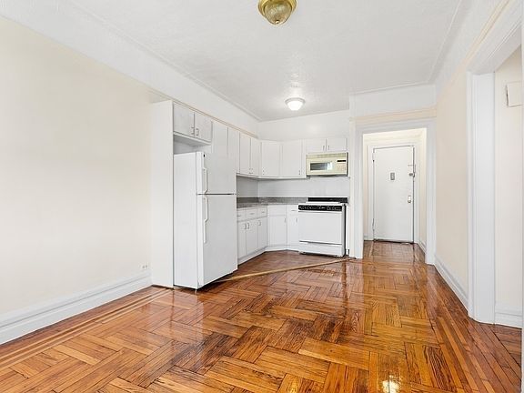3rd image of 20 Laurel Hill Ter #6GG