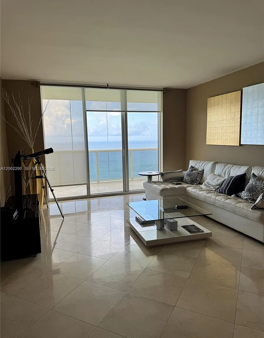 Beach Club Condo — Photo 3