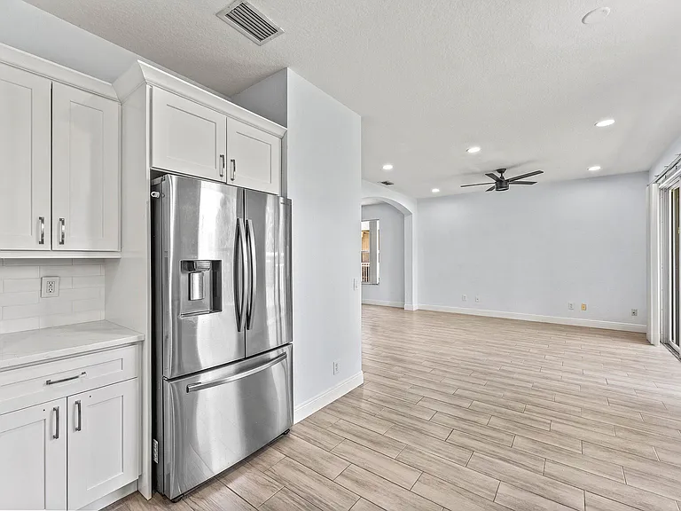 5477 Queenship Ct — Photo 8