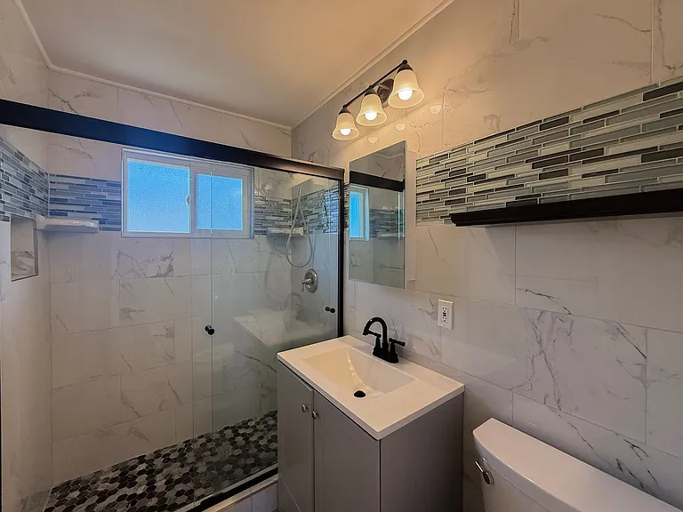 Beautiful Triplex in Clairemont — Photo 11