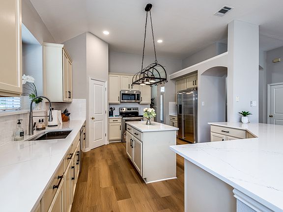 3rd image of 4911 Wisteria Dr