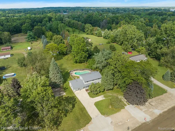 3676 Waldon Rd, Lake Orion, MI 48360
