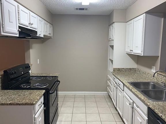 4th image of 5111 Chateaux Dr