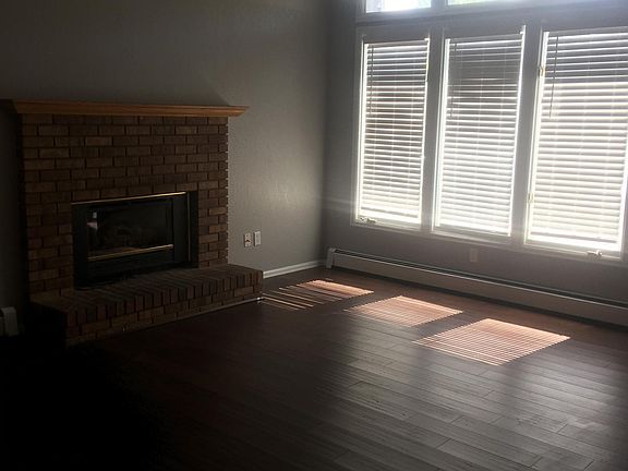 Living Room. No Furniture Photo Shot.