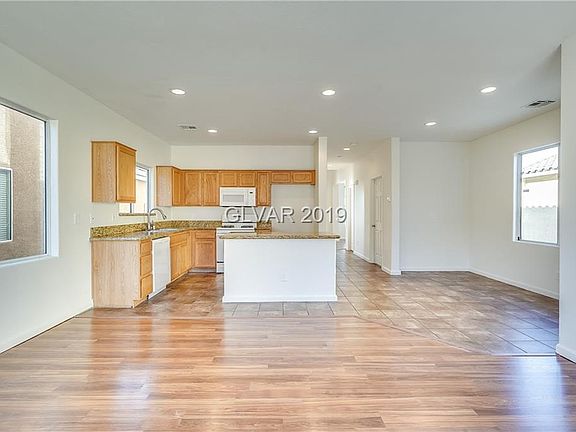 3rd image of 7370 Emerald Glow St