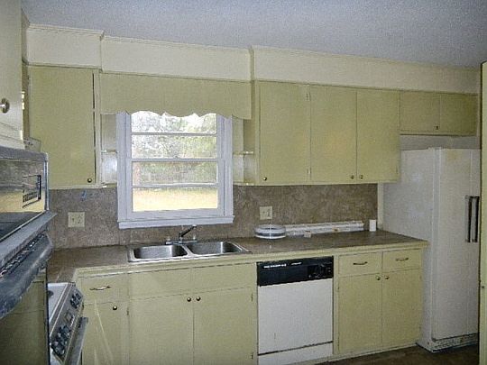 3rd image of 2207 Deborah Dr