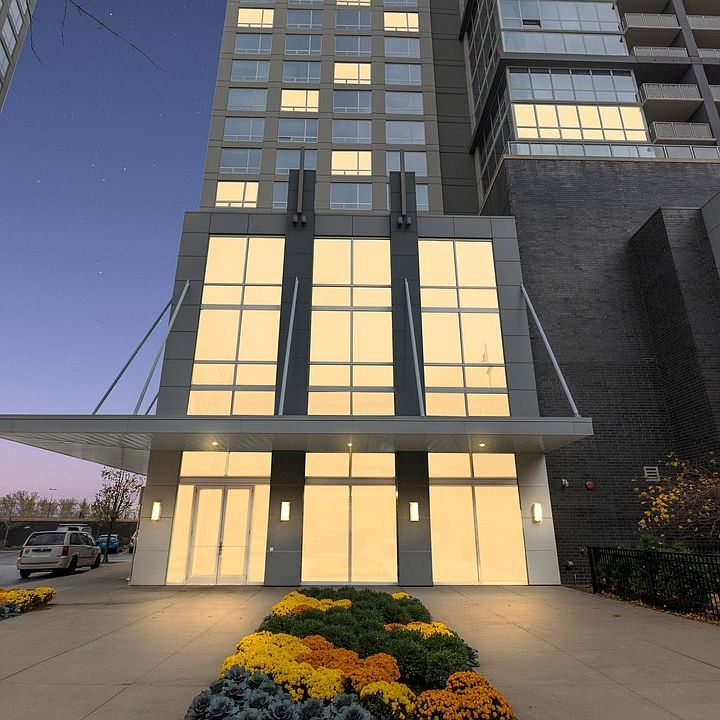 1st image of 1901 S Calumet Ave #76