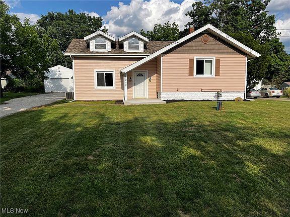 2nd image of 2242 Vincent St